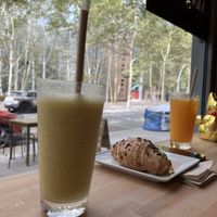 Smoothie, zumo y croissant  at Morgentau. in Barcelona