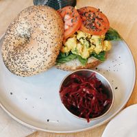 bagel de hummus con tofu  at Morgentau. in Barcelona