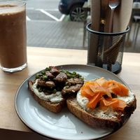 Smoothie and improvised toast with mushroom, peas, cream cheese and carrot at Morgentau. in Barcelona