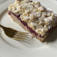 Veganer Kirsch-Streuselkuchen at Küster in Gottingen