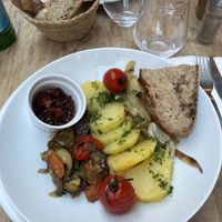 Hauptgang: Gemüse mit Kartoffeln und getrockneten Tomaten  at Restaurant Le Calendal in Cassis
