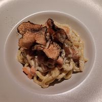 Fettuccine tirate a mano con crema di macadamia, zucca e chips di topinambur at Sarma Bistrot in Arezzo