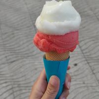 Helado de fresa y limón at Heladeria El Cántabro in Laredo