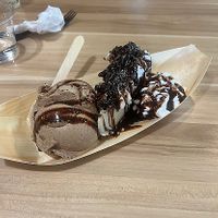 oreo cheesecake plate with mocha mint at Vegan Scoops in Orlando