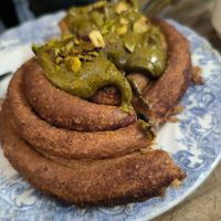Cinnamon Roll con crema de pistacho at Dale Café  in Madrid