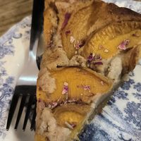 Tarta de melocotón y lavanda at Dale Café  in Madrid