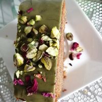 Matcha, rose and pistachio cake 😍🤤 at Dale Café  in Madrid