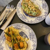 Tosta aguacate/tahini/almendras  at Dale Café  in Madrid