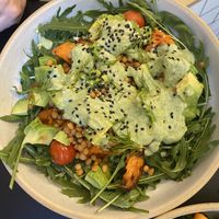 Ensalada de la carta con aguacate   at Dale Café  in Madrid