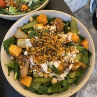 Ensalada de la carta con pera asada   at Dale Café  in Madrid