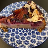 Tarta de ciruela sin gluten   at Dale Café  in Madrid