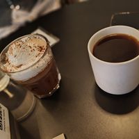 Tiramisú latte (izq) y batch brew (der) at Dale Café  in Madrid