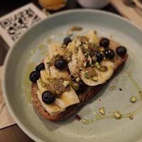Proteica con mantequilla de pistacho, banana y arándanos at Dale Café  in Madrid