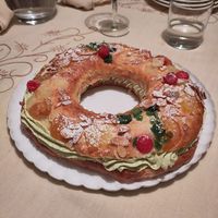 Pistachio roscón de reyes at Dale Café  in Madrid