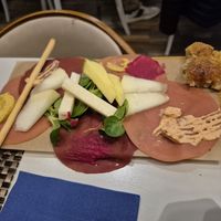 Tagliere con salumi e formaggi vegan, frutta e creme Spalmabili come hummus classico e di barbabietola. Più torta di mele e cannella at Enoteca Cinque Sensi in La Spezia