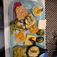 Torta scema con peperoni, polenta e cipolle caramellate, fagiolini e patate, crostini con verdure grigliate, tramezzino con maionese vegan, hummus, lasagne al pesto. at Enoteca Cinque Sensi in La Spezia