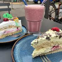 Ampeltorte und Himbeer-Pistazien-Torte mit Erdbeershake  at Savory in Frankfurt