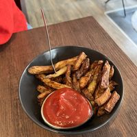 Kleine Pommes mit Ketchup 🥔 🍅   at Savory in Frankfurt