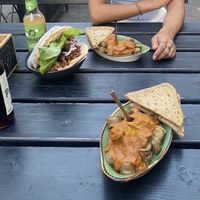Super leckere vegane Currywurst und ein frischen Döner 🥙   at Savory in Frankfurt