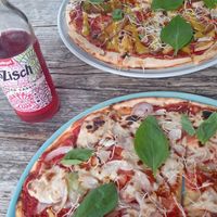 Pizza Hawaii und Cheesy Garlic at NOAH in Mainz