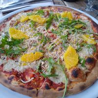 Weekly pizza with oranges and fennel at NOAH in Mainz