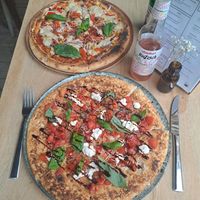 Fuego pizza (top) and pizza of the week (bruschetta style) at NOAH in Mainz