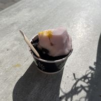 Vegane schoko, sisi's veilchen und ein Probierklecks indische Mango  at Starnberger Eiswerkstatt in Munich