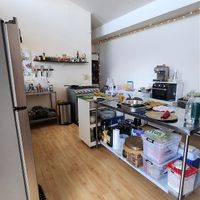 Vista de la mesa principal hacia la cocina. at Imenü in Escazu