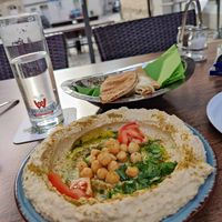Humus mit Fladenbrot at Koriander in Coburg