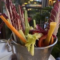 Mega cesto di cruditè - occhio al pinzimonio che non credo sia vegan (era bianco)  at La Plume in Peschiera Del Garda