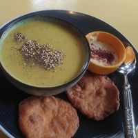 Linzen-pastinaak-curry soep met flatbread (glutenvrij) en hummus at La Cantine à la Minute in Zaltbommel