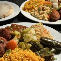 Reis, Hummus, Falafel, eingelegtes Gemüse, Weinblätter, marinierte Aubergine  at Bocaito Andalusi Halal in Cordoba