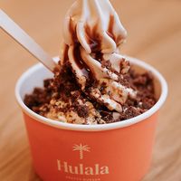 Cremiges Softeis, getoppt mit himmlischer Schokosauce, knusprigem Krokant und fluffigen Brownie Bites. at Hulala in Dusseldorf