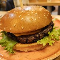 'BBQ Smash' - brioche bun, patty, BBQ & cheeze sauce, lettuce, tomatoes, onions, cucumber, vegan bacon (10.50) at Hulala in Dusseldorf