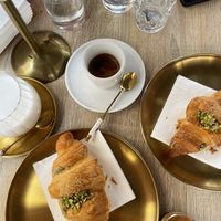 Croissant vegani al pistacchio e latte macchiato d’avena  at Casa Pavlova in Forli