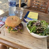 Bagel Veggie (option végane - demander au personnel) + salade verte  at Chez Loulou in Soorts-hossegor