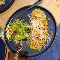 Vegan: Brot mit Avocado und Kichererbsen at Cloud Kitchen in Cologne
