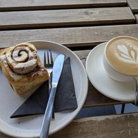 Kaneelbroodjes en flat white at Crave Coffee & Bakery in Rotterdam