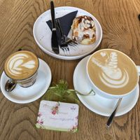 (H)eerlijke koffie en cinnabun    at Crave Coffee & Bakery in Rotterdam