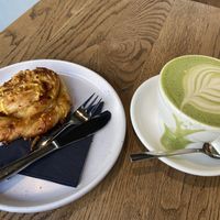 Tasty kimcheez roll and pumpkin spice matcha latte at Crave Coffee & Bakery in Rotterdam