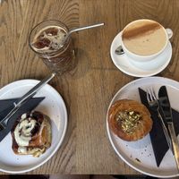 Espresso tonic, chai latte, cinnamon roll, pistacio cruffin  at Crave Coffee & Bakery in Rotterdam