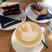 Red Velvet cake, pain au chocolate e big cappuccino (latte) at Crave Coffee & Bakery in Rotterdam