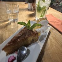 Gâteau à la semoule et à l’orange avec une joule de glace   at Truffles On The Park in Johannesburg