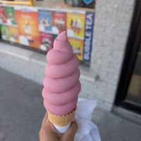 Crème molle vegan aux framboises 🩷 at L'avalanche Des Glaces BAR LAITIER in Sainte-anne-des-plaines