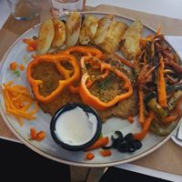 Grilled seitan with green sauce and vegetables at Arte y Sabor in Sevilla