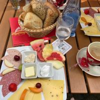 Veganes Frühstück mit frischem Obst, Aufschnitt und Aufstrich für 12,50€  at Cafe Click in Essen