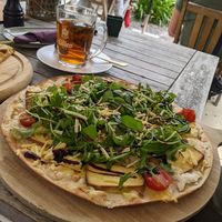 Veganer Flammkuchen größer als er auf dem Foto aussieht, macht gut satt at Altes Pfarrhaus Monreal in Monreal