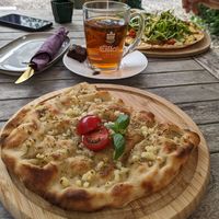Vegane Pinsa mit Knoblauch und Kräuter (Saisonkarte Juli 2025) at Altes Pfarrhaus Monreal in Monreal