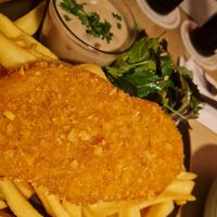 Schnitzel e patatine con salsa ai funghi vegan at Moselstübchen in Cologne