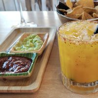 Totopos de aperitivo y cócktel Mango paraíso at El Chibiski del Chilito in Llanes